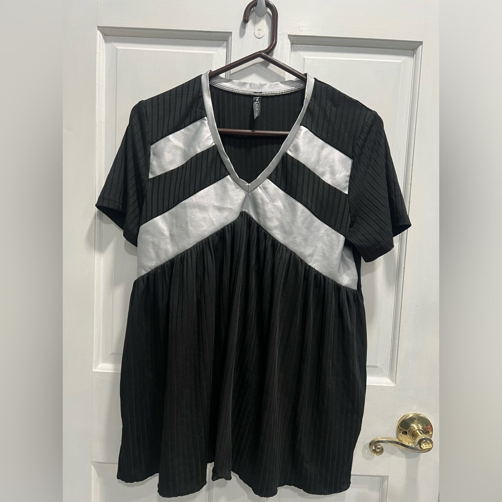 TWO 2 FLY Ribbed Black Silver V Neck Blouse Stretch Relaxed SIZE SMALL Pre Loved